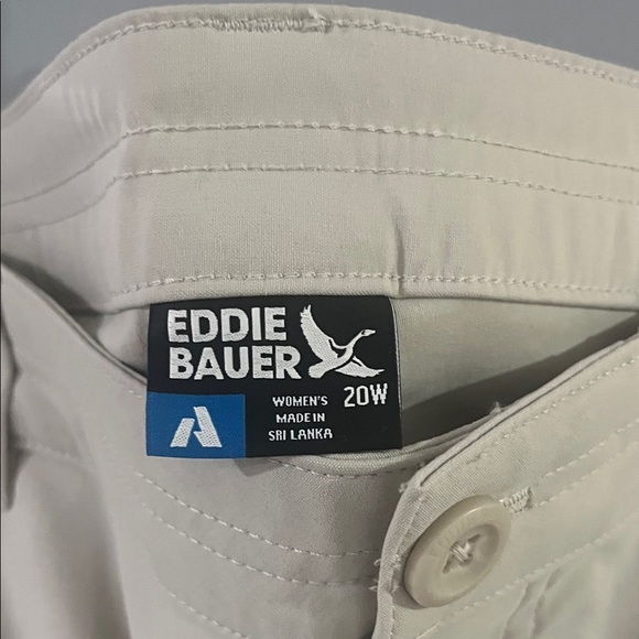 Eddie Bauer Woman’s Tan Cargo Pants Size 20 - Picture 2 of 9